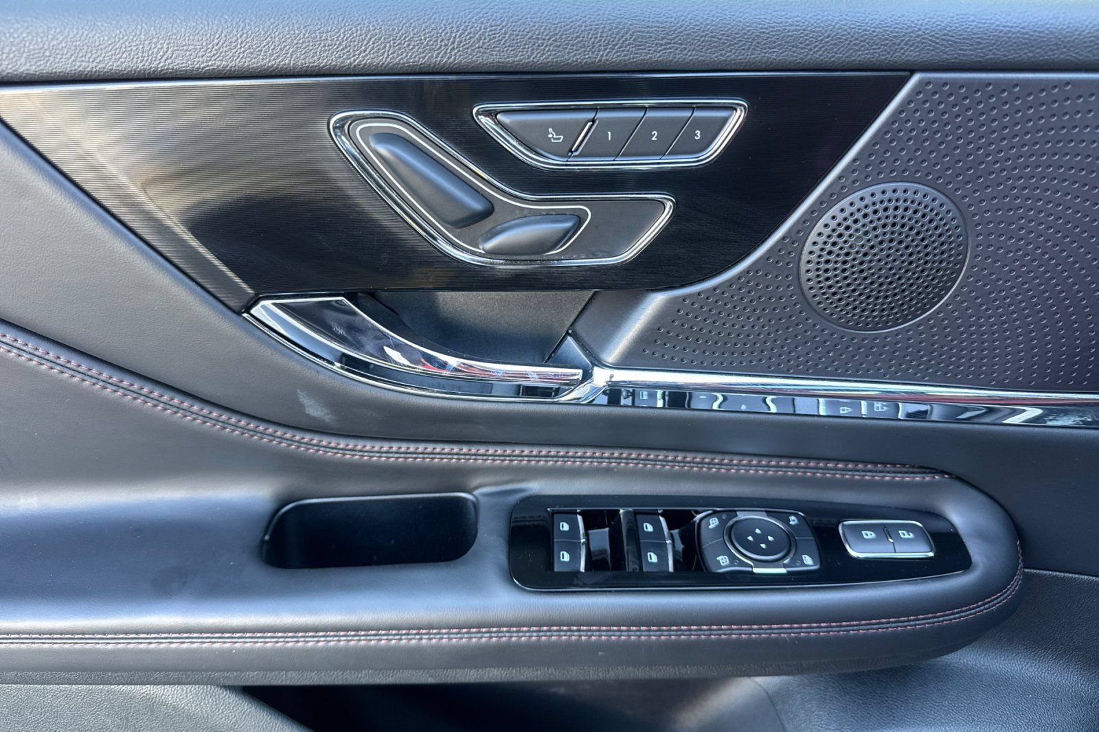 Used 2025 Lincoln Corsair Grand Touring AWD/4WD image 11