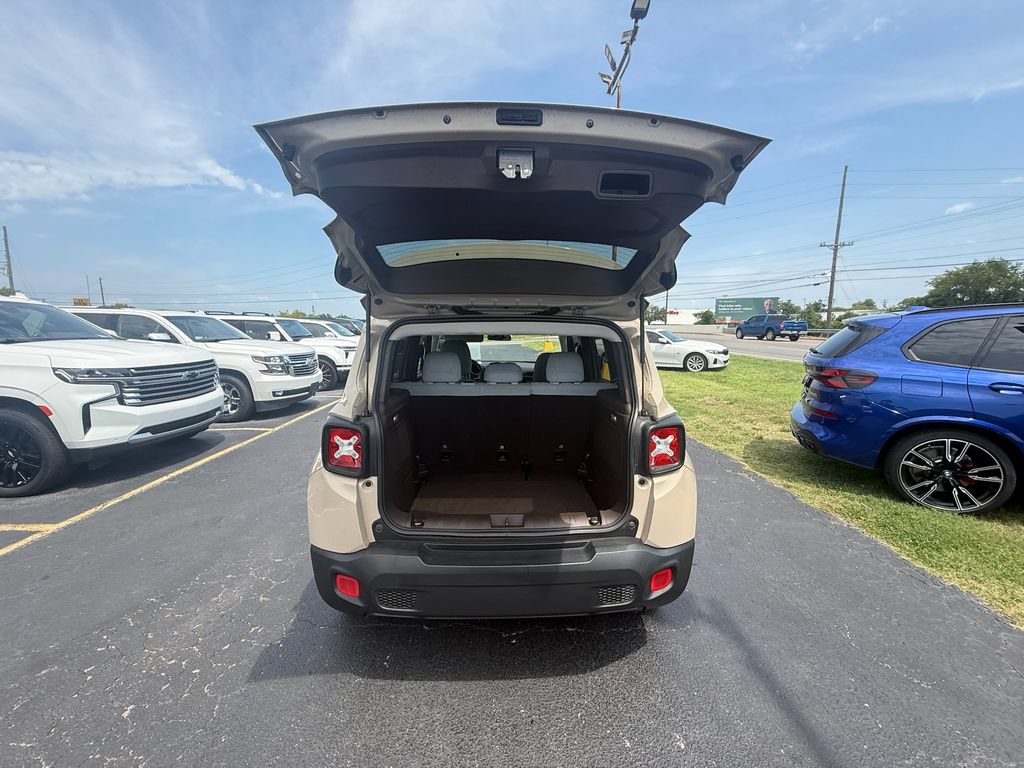 Used 2015 Jeep Renegade Latitude w/ Cold Weather Group FWD image 5