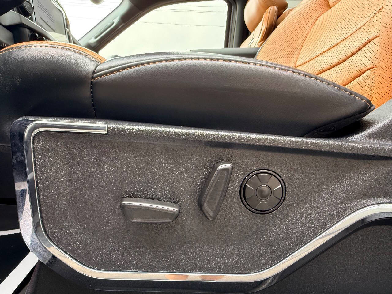 Used 2024 Ford F450 Platinum w/ FX4 Off-Road Package image 24