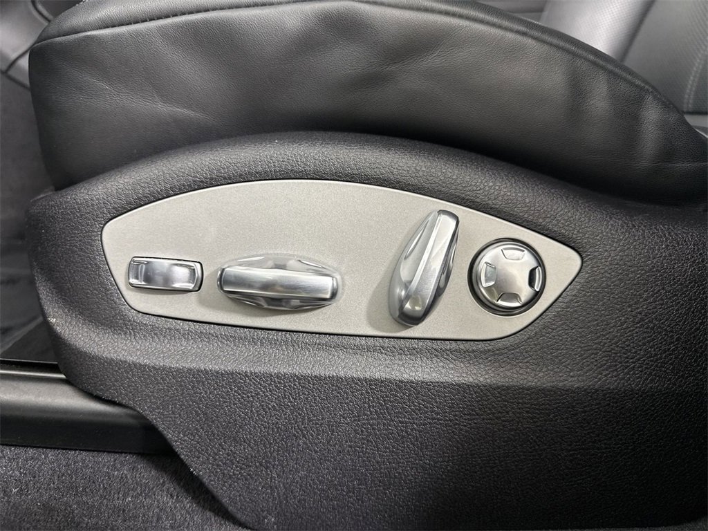 Used 2025 Porsche Macan image 40