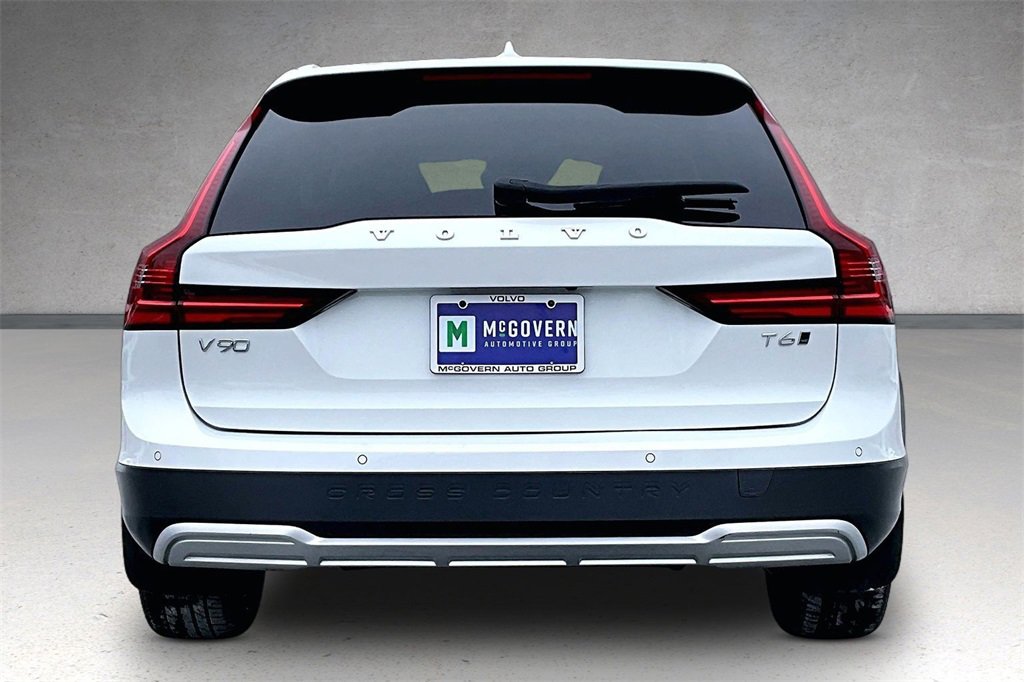 Used 2021 Volvo V90 T6 Cross Country image 5