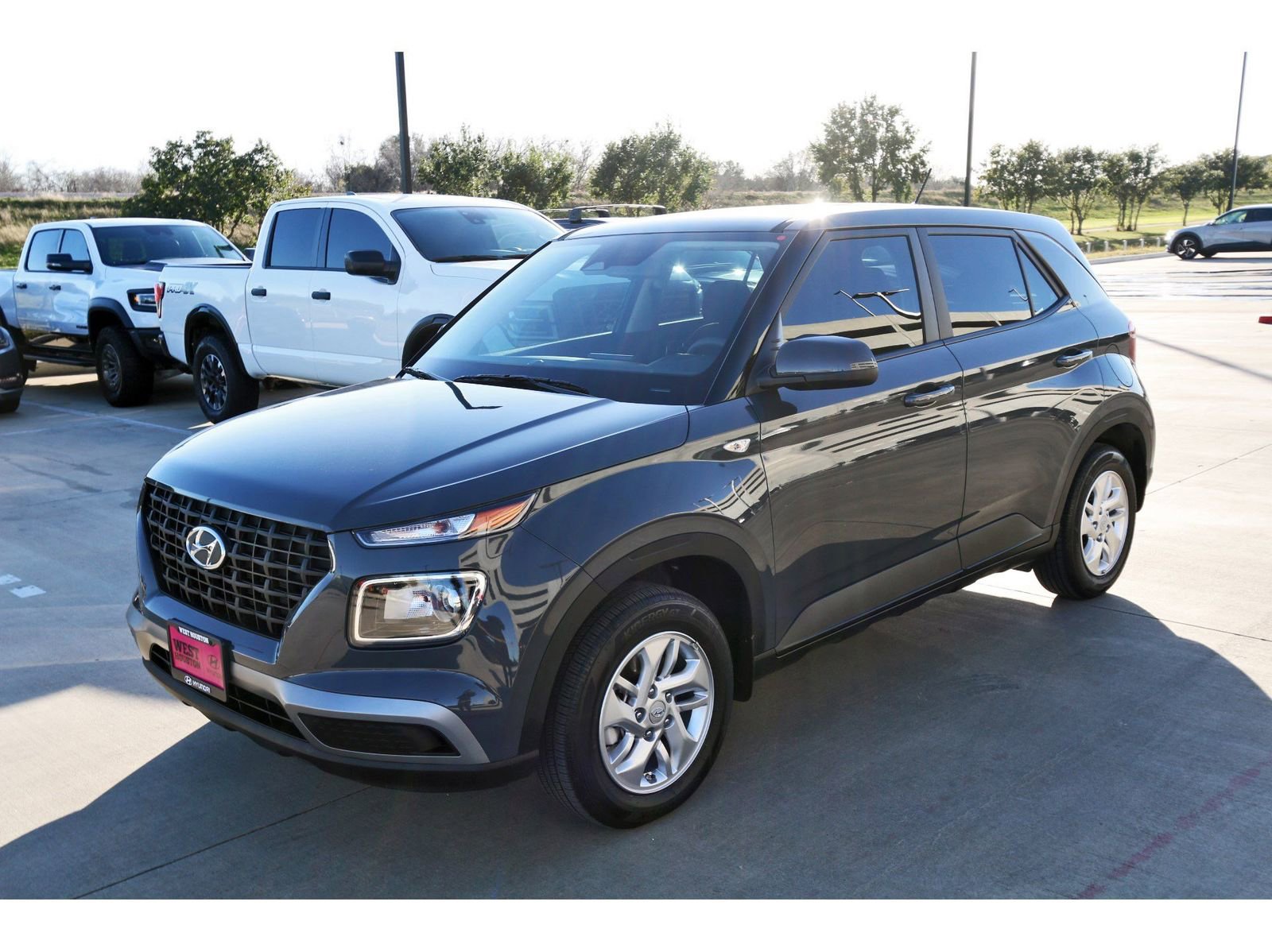 Certified 2025 Hyundai Venue SE image 4