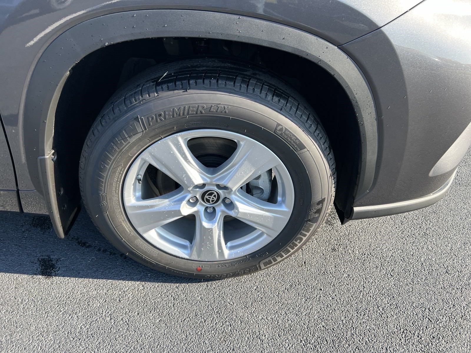 New 2024 Toyota Highlander LE FWD image 10