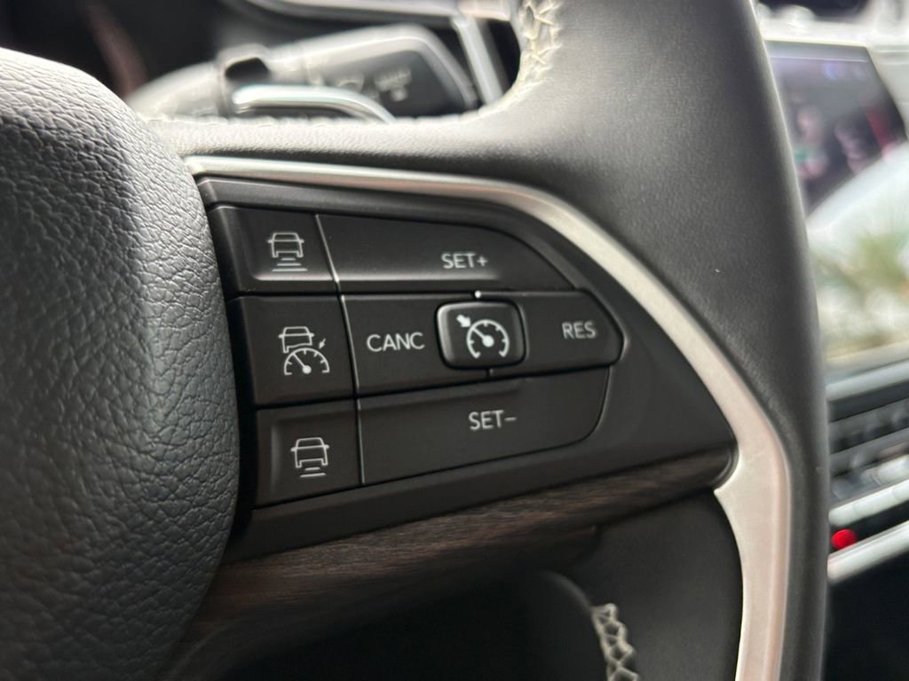 Used 2023 Jeep Grand Cherokee L Limited w/ Luxury Tech Group II image 18