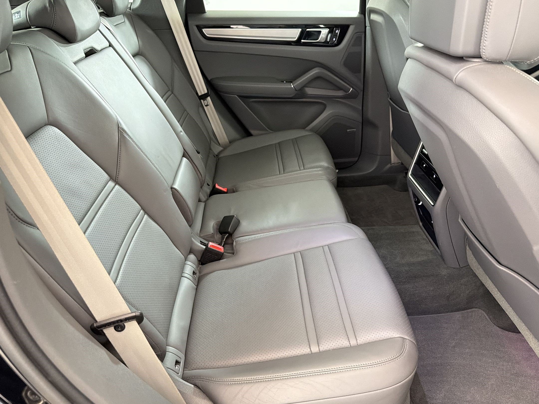 Used 2023 Porsche Cayenne Platinum Edition AWD/4WD image 27