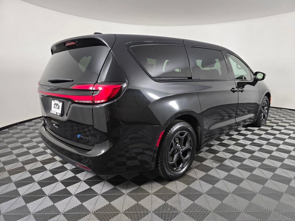 Used 2023 Chrysler Pacifica Limited w/ Uconnect Theater Family Group FWD image 3