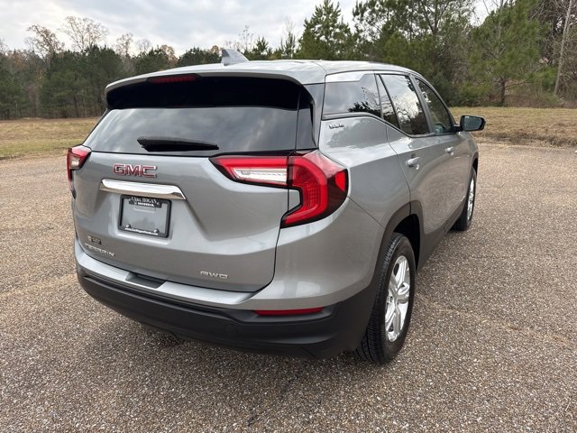 Used 2024 GMC Terrain SLE image 3
