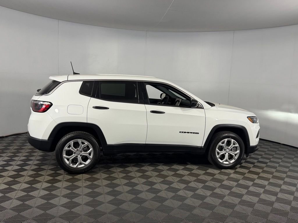 Used 2024 Jeep Compass Sport AWD/4WD image 3