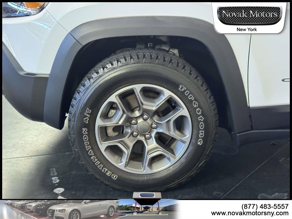 Used 2022 Jeep Cherokee Trailhawk image 8