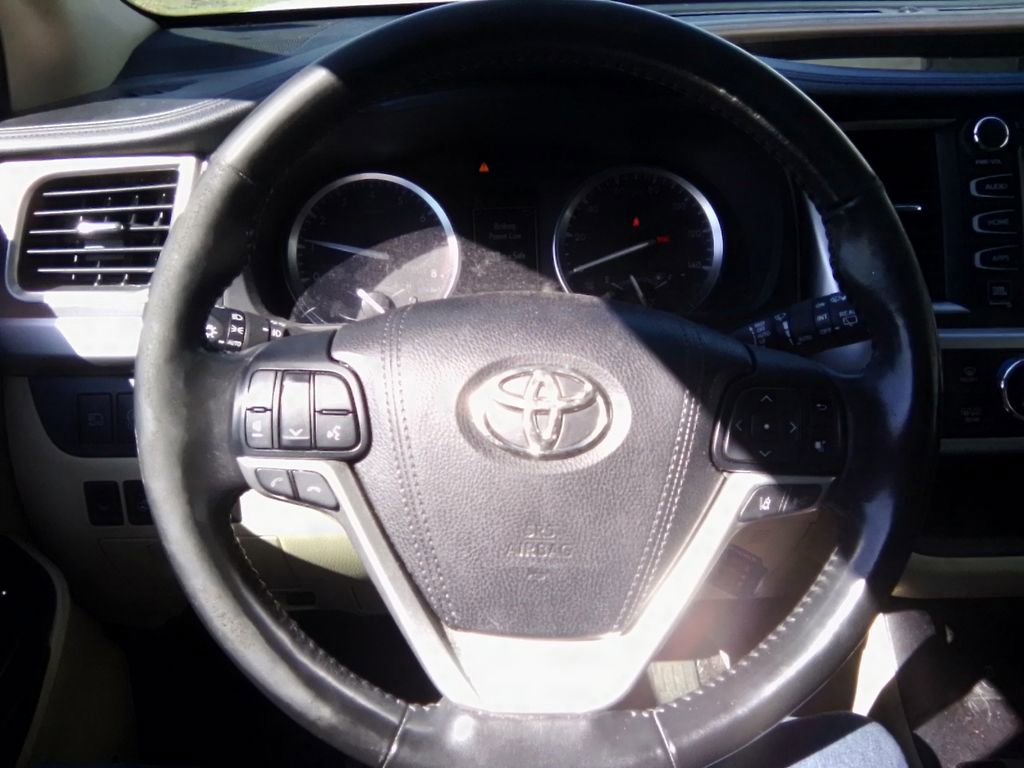 Used 2017 Toyota Highlander Limited Platinum image 9