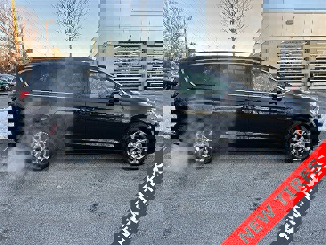 Certified 2022 Chrysler Pacifica Touring-L image 9