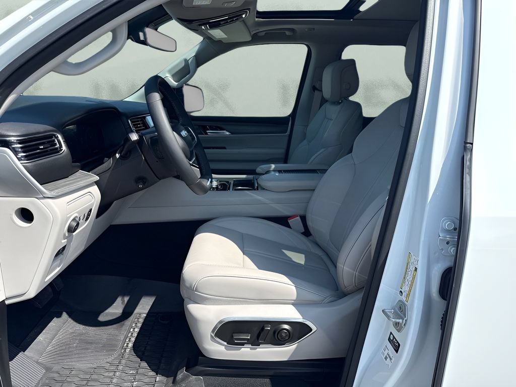 Used 2024 Jeep Wagoneer Series III w/ Premium Group I AWD/4WD image 9