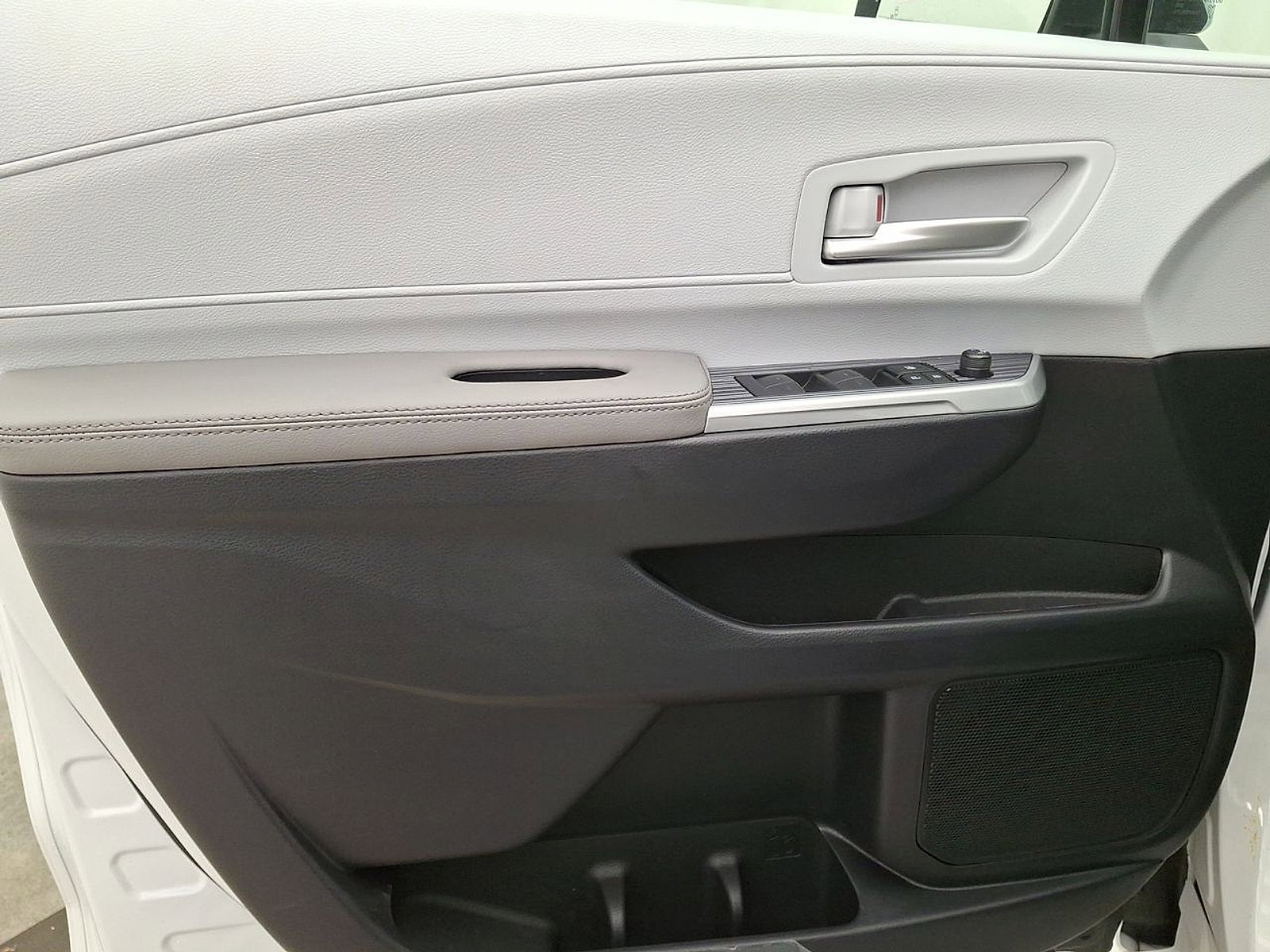 Used 2026 Toyota Sienna XLE FWD image 10