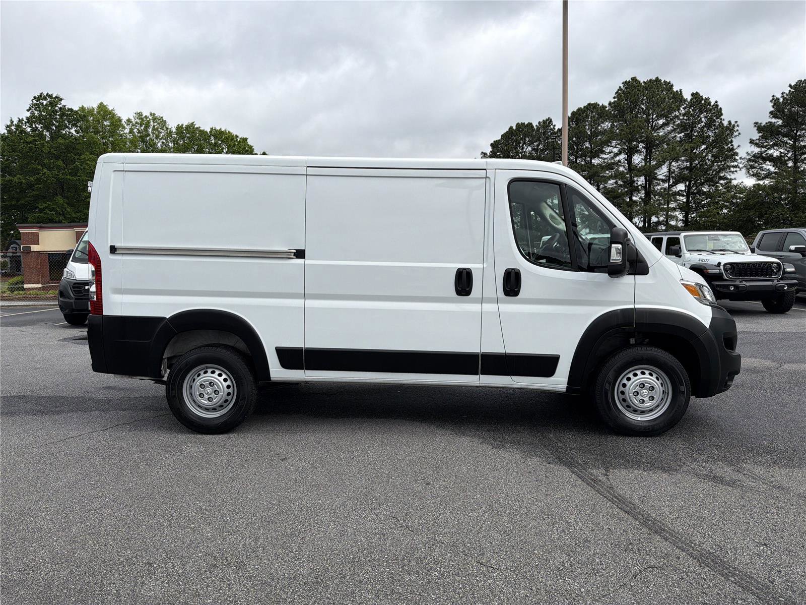 Used 2025 RAM ProMaster 2500 w/ Convenience Group FWD image 5