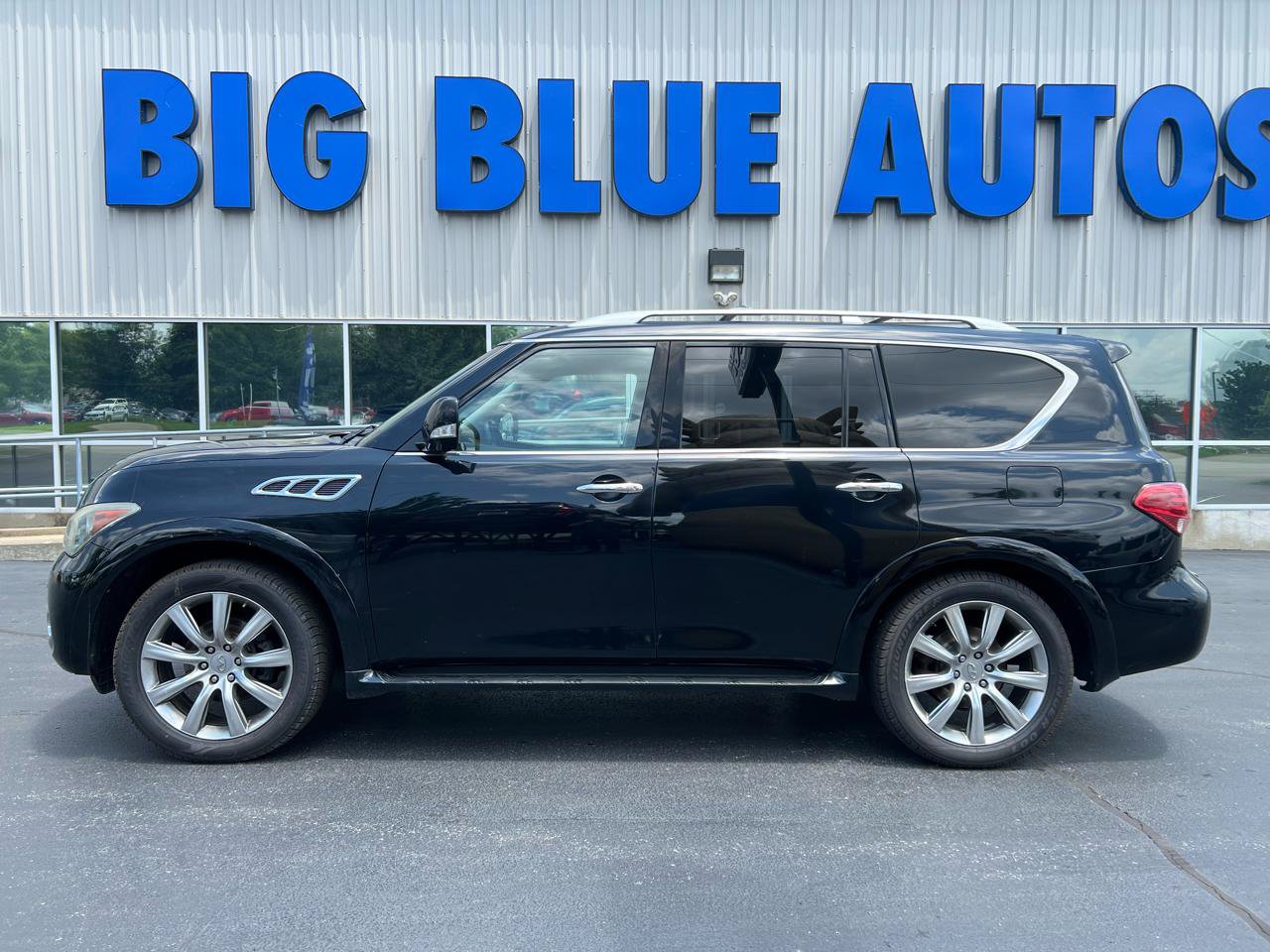 Used 2012 INFINITI QX56 4WD w/ Theater Pkg image 2
