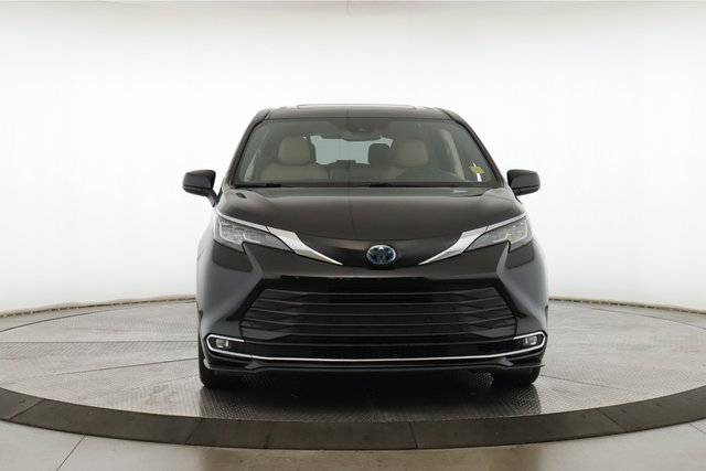 Used 2022 Toyota Sienna XLE image 12