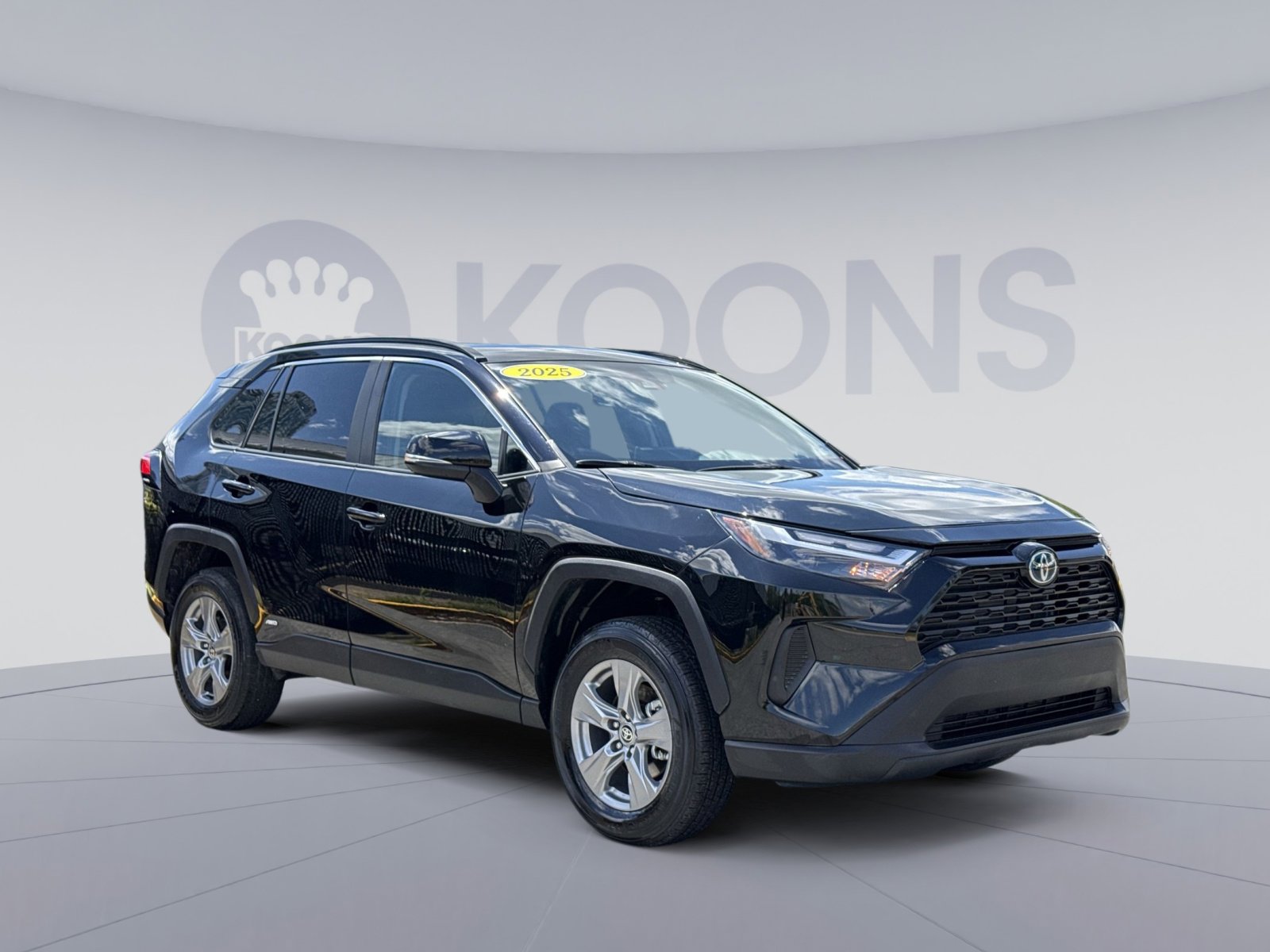 Used 2025 Toyota RAV4 LE AWD/4WD image 2