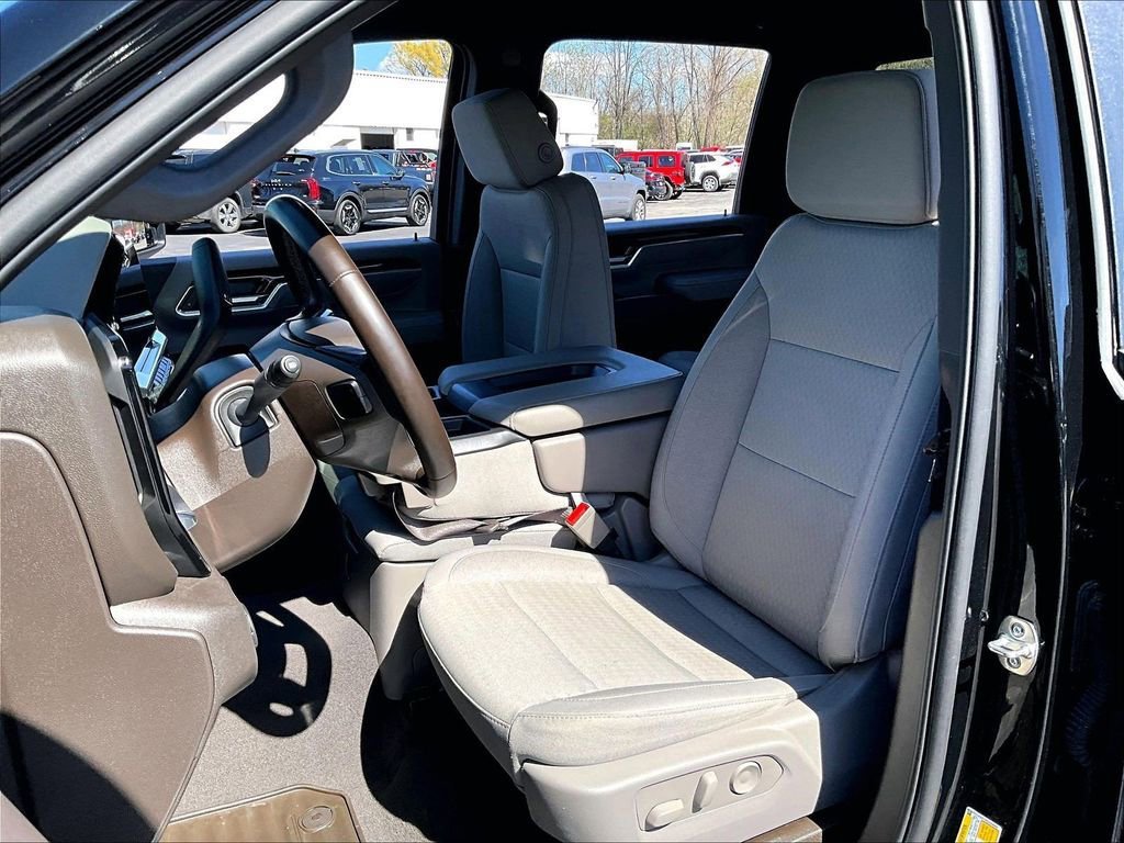 Used 2025 Chevrolet Silverado 2500 LT w/ Convenience Package AWD/4WD image 10