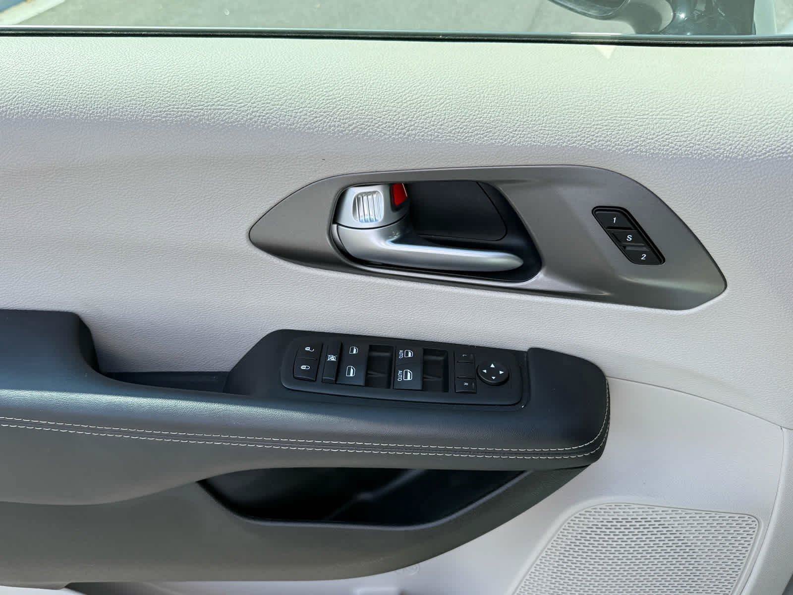 Used 2024 Chrysler Pacifica Touring-L FWD image 14