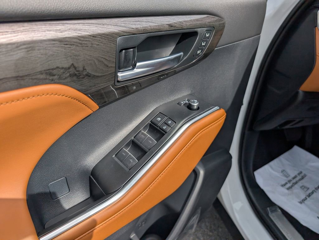 New 2026 Toyota Highlander Platinum image 9