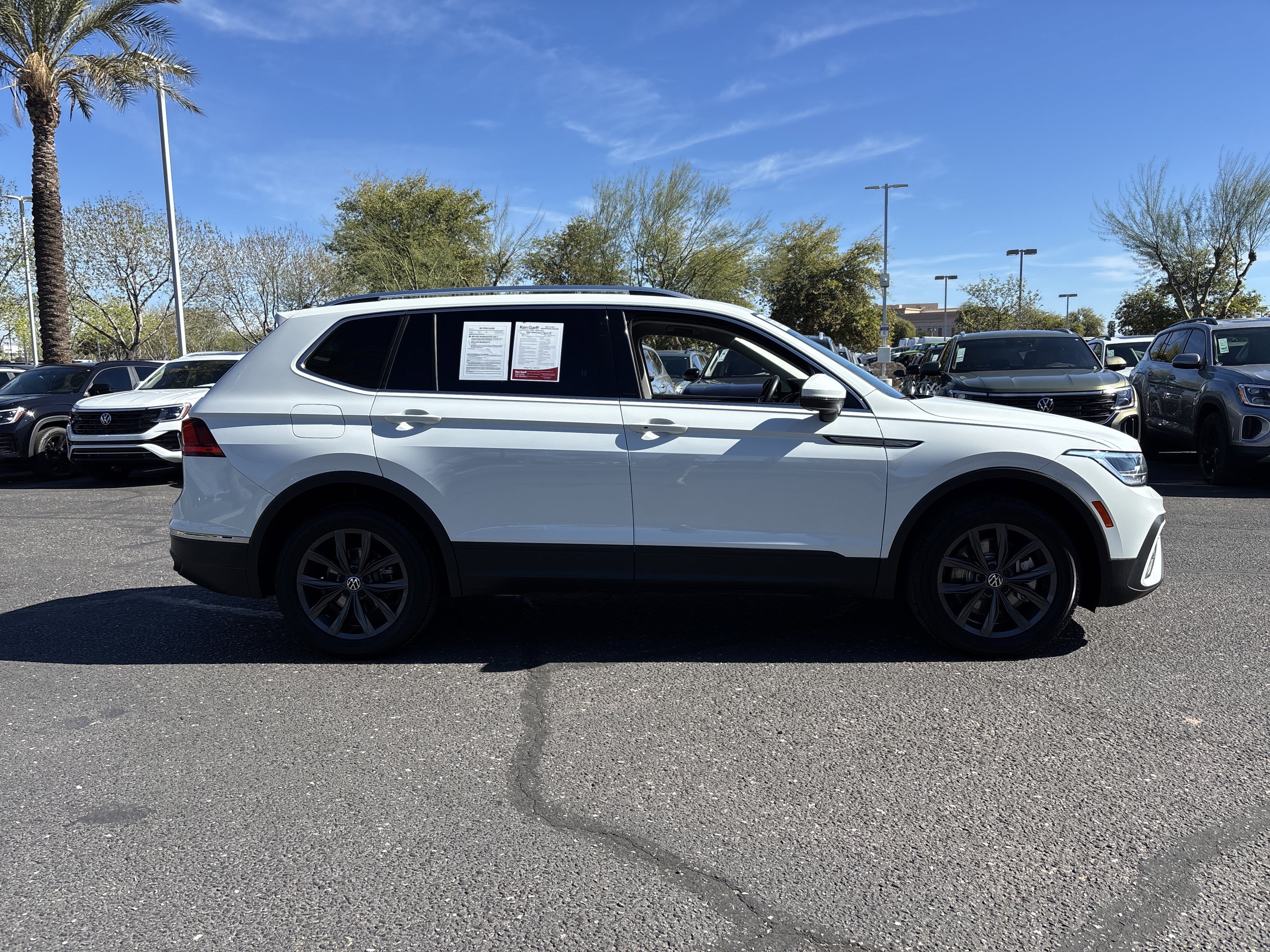 Used 2022 Volkswagen Tiguan SE w/ Panoramic Sunroof Package image 5