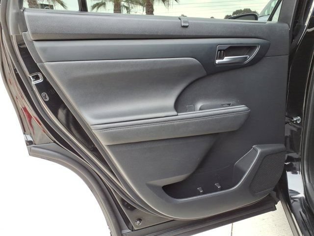 Used 2023 Toyota Highlander XLE FWD image 16