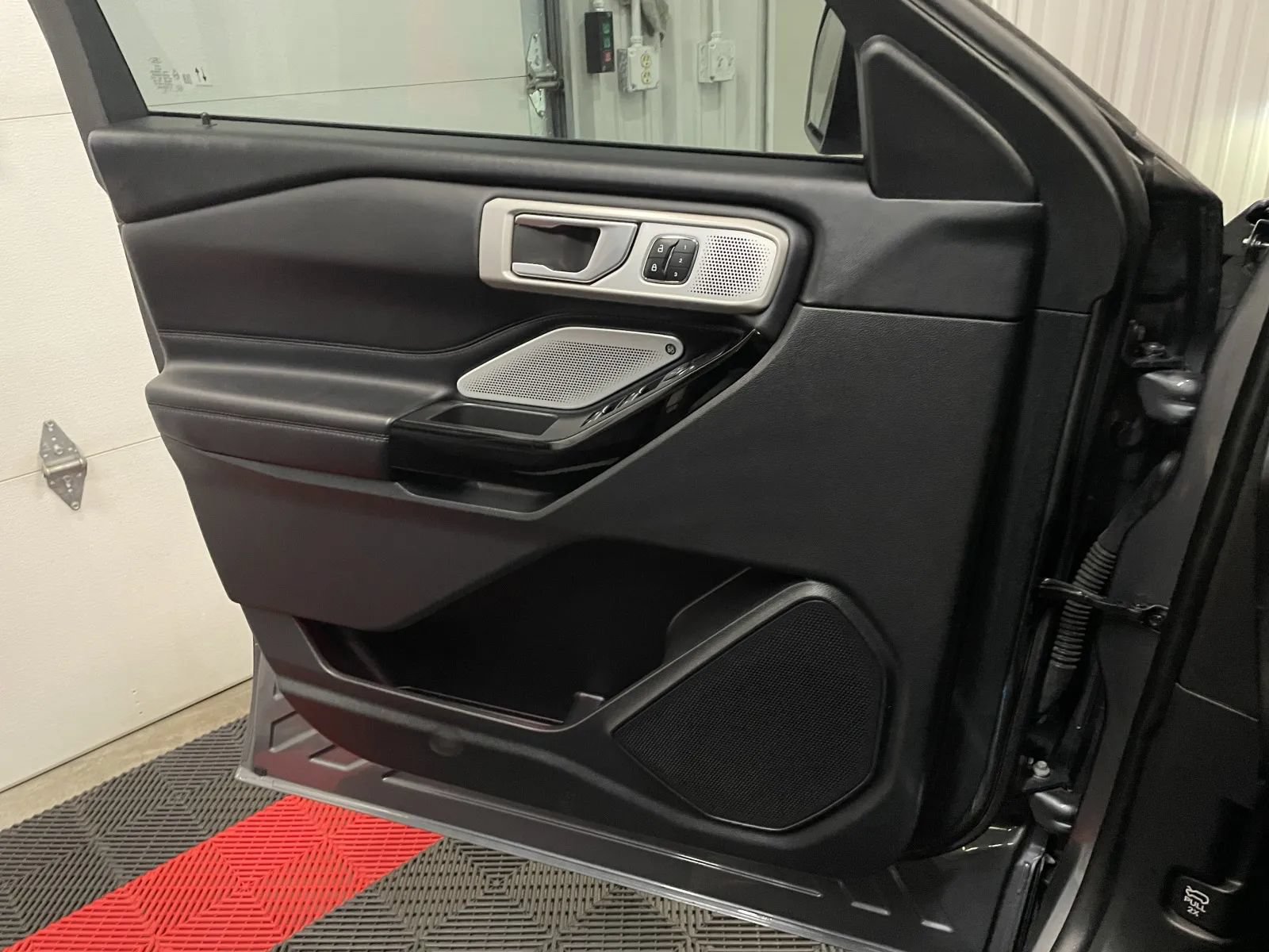 Used 2023 Ford Explorer Platinum w/ Technology Package AWD/4WD image 27