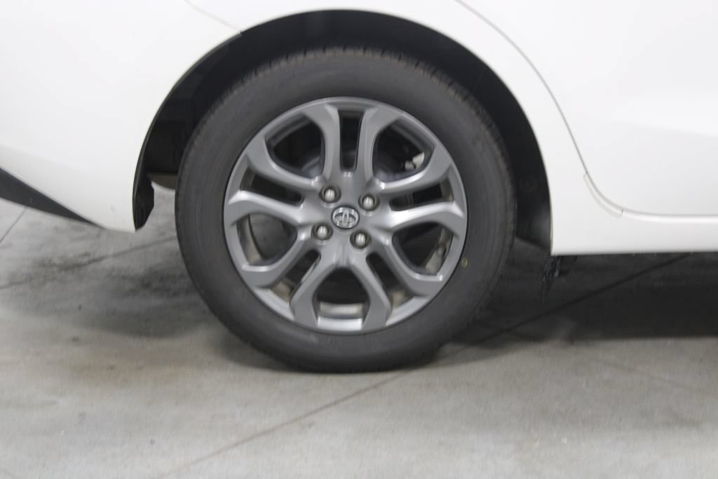 Used 2019 Toyota Yaris LE FWD image 12