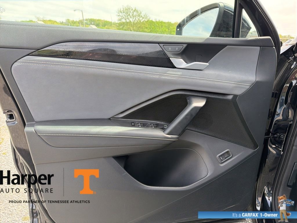 Used 2025 Volkswagen Tiguan SE w/ Panoramic Sunroof Package image 18