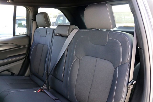 Used 2025 Jeep Grand Cherokee Laredo image 24