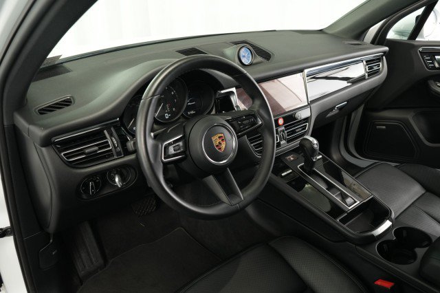Used 2023 Porsche Macan AWD/4WD image 32