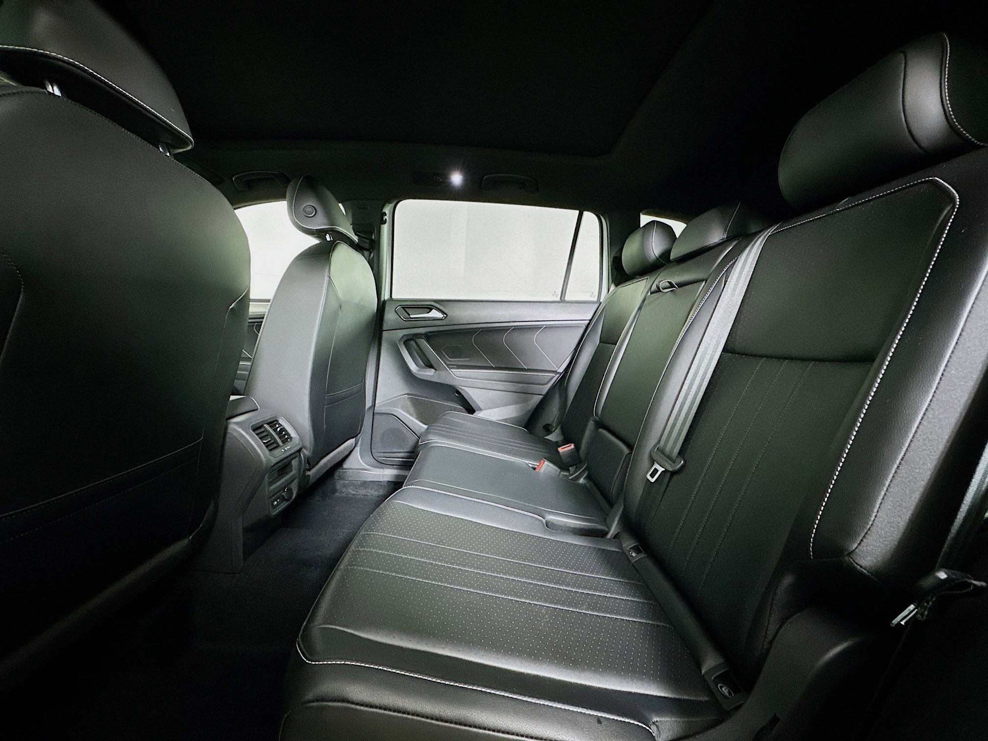 Used 2022 Volkswagen Tiguan SE R-Line image 28