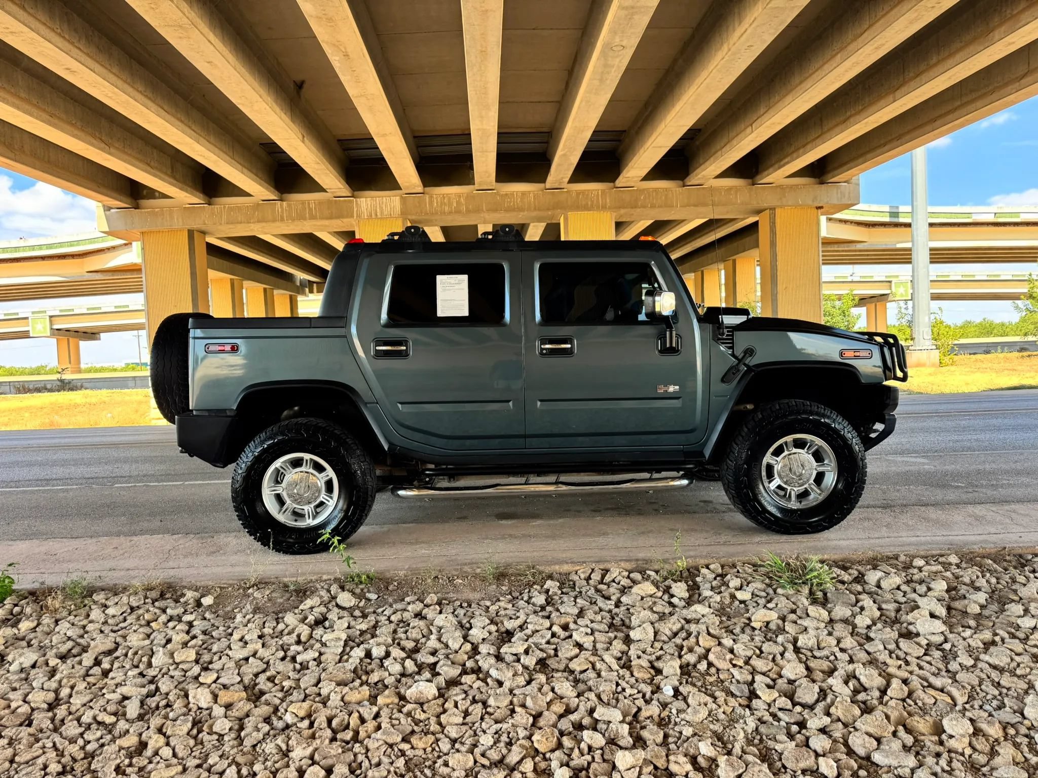Used 2005 HUMMER H2 SUT w/ Preferred Equipment Group AWD/4WD image 2