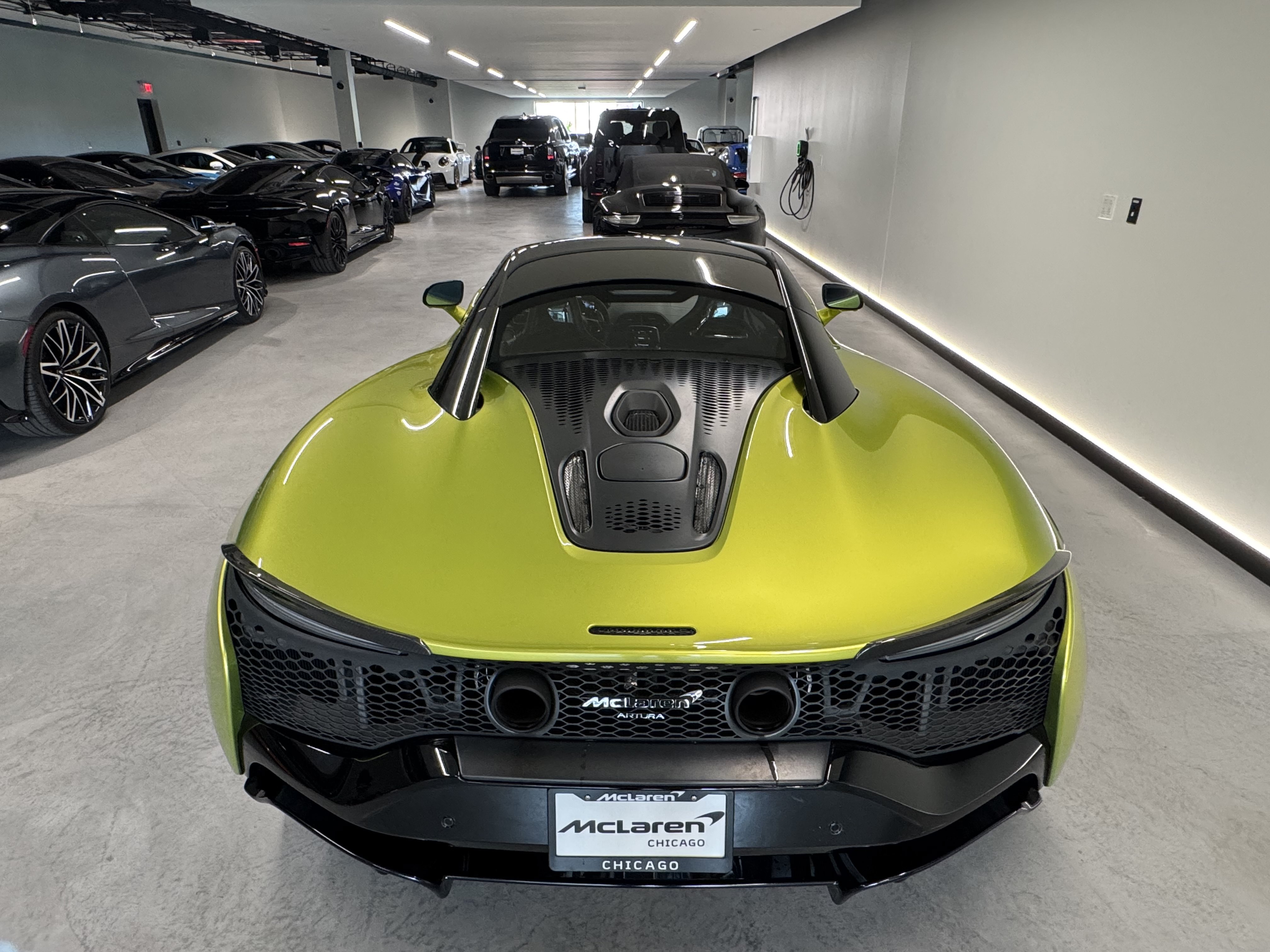 Used 2023 McLaren Artura RWD image 4