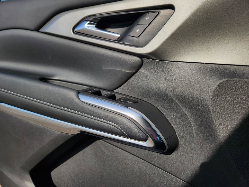 Used 2025 Chevrolet Traverse LT w/ Driver Confidence Package image 24