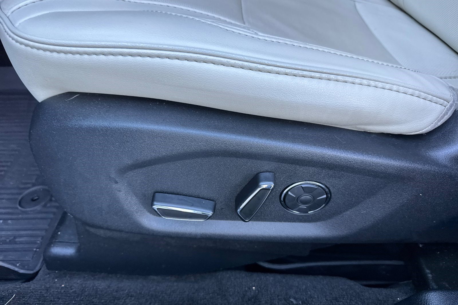 Used 2017 Ford Explorer Platinum image 14