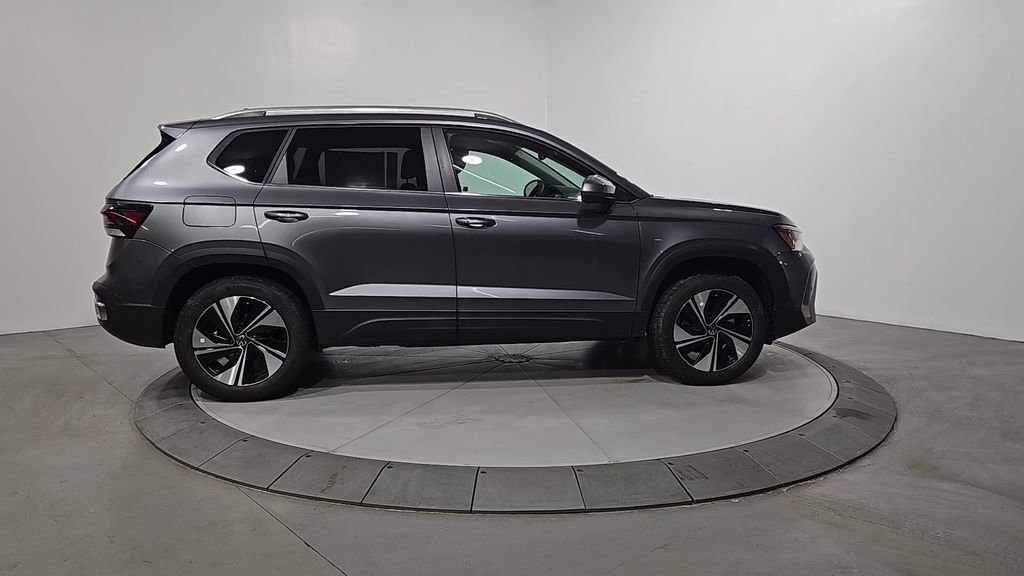 New 2026 Volkswagen Taos SE image 6