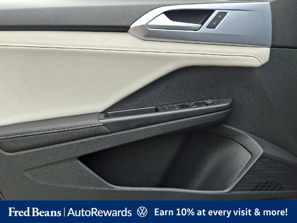 Certified 2025 Volkswagen Taos SE AWD/4WD image 17