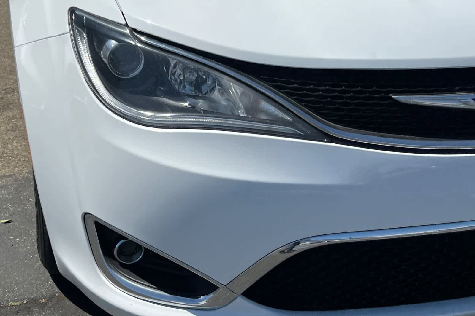 Used 2020 Chrysler Pacifica Touring-L image 14