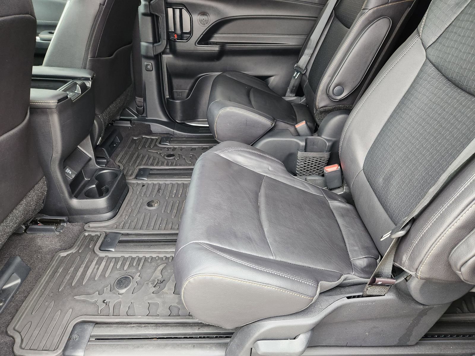 Used 2025 Toyota Sienna XLE Woodland Edition image 33