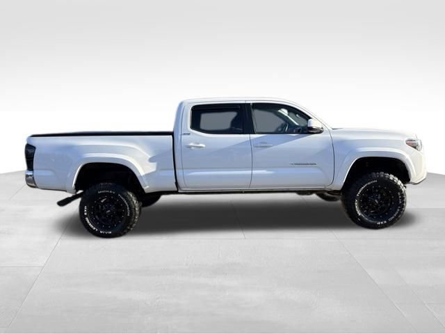 Used 2018 Toyota Tacoma SR5 AWD/4WD image 8