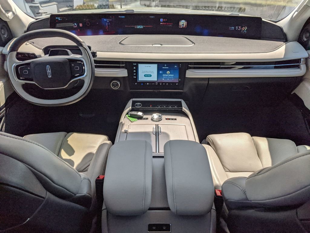 Used 2025 Lincoln Navigator Reserve image 16