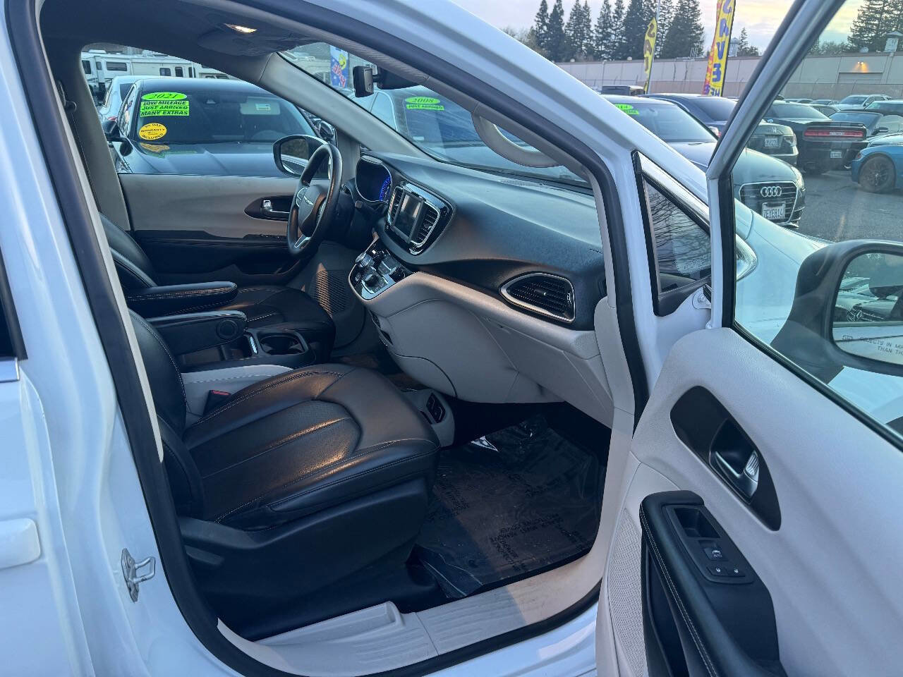 Used 2021 Chrysler Voyager Lxi image 16