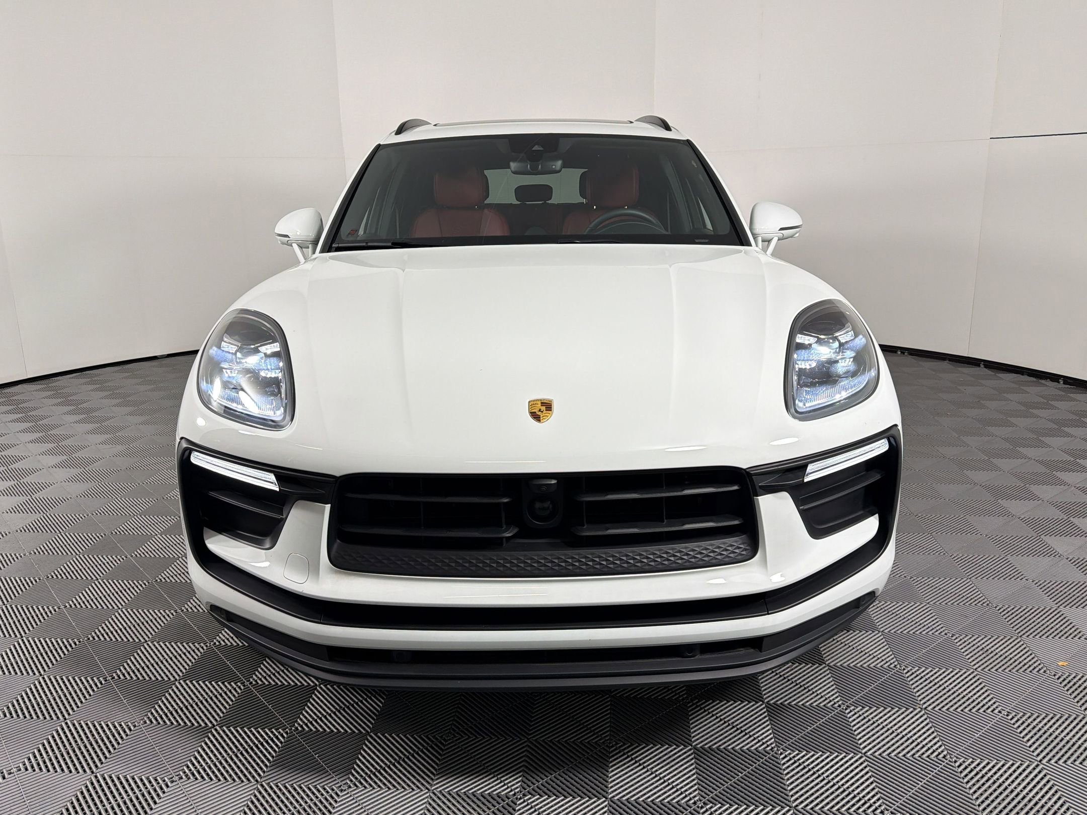 Certified 2025 Porsche Macan image 6