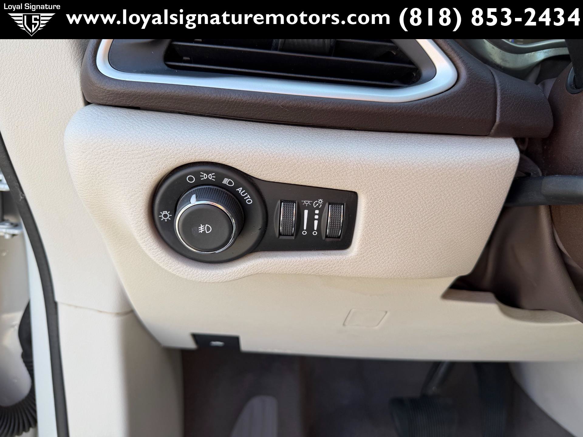 Used 2017 Chrysler Pacifica Touring-L w/ Tire & Wheel Group FWD image 22