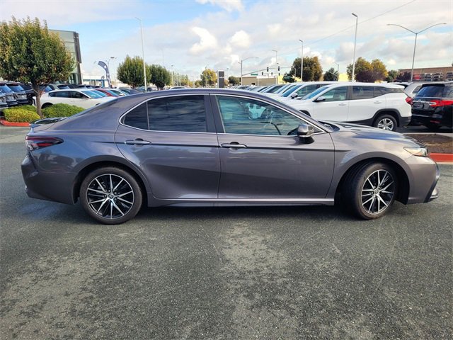 Used 2023 Toyota Camry SE image 3