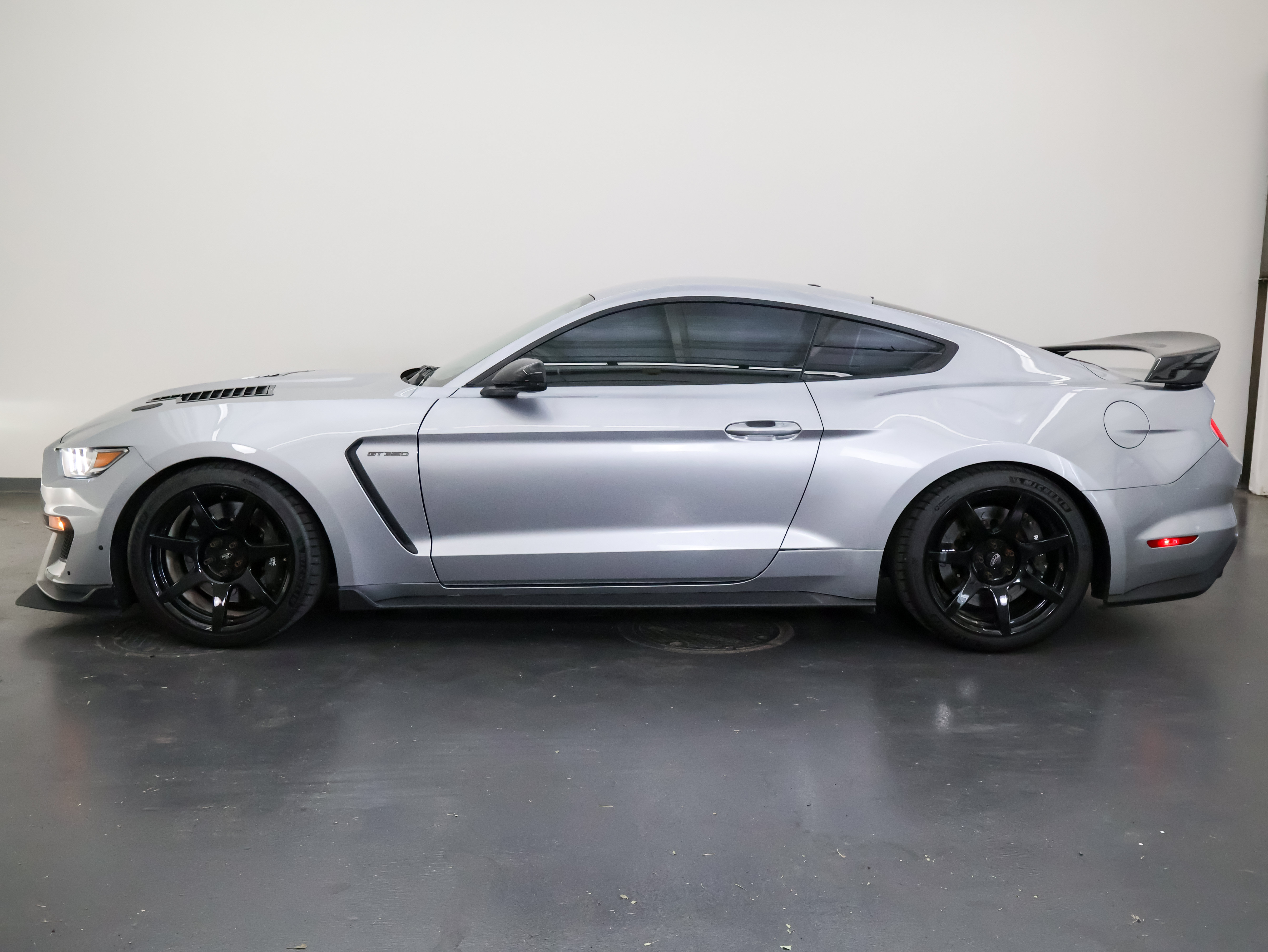Used 2020 Ford Mustang Shelby GT350R w/ GT350R Equipment Group 920A RWD image 6