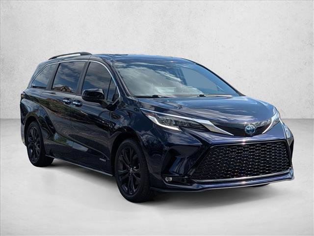 Used 2021 Toyota Sienna XSE w/ XSE Plus Package image 3