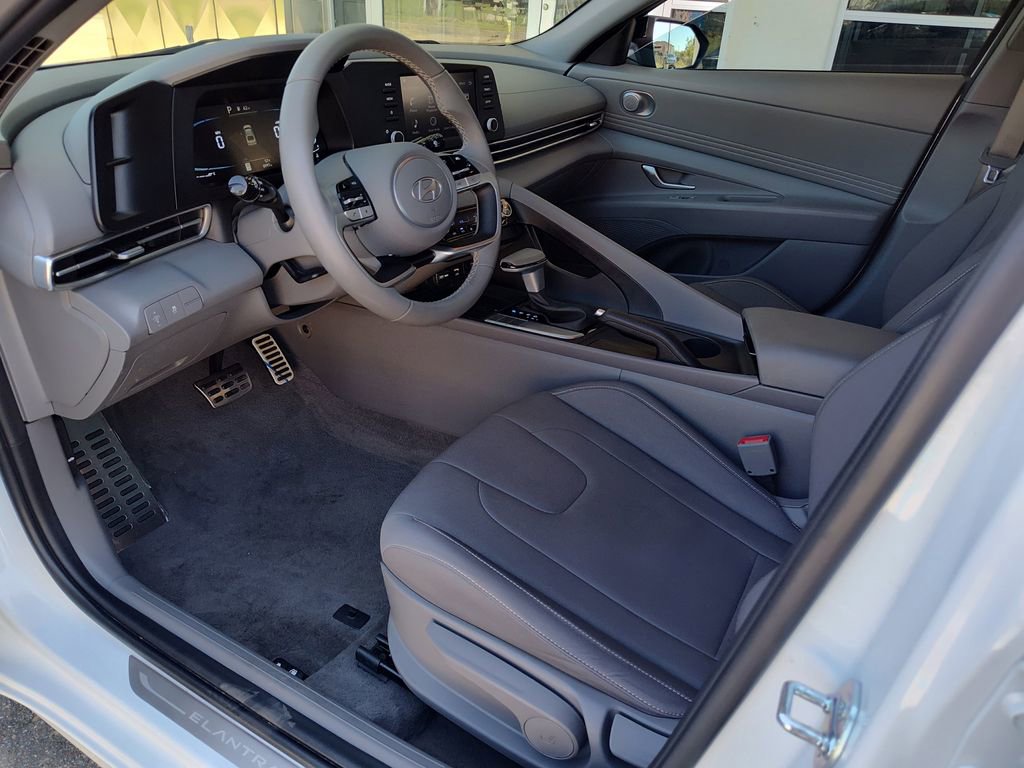 Used 2025 Hyundai Elantra Sport image 2