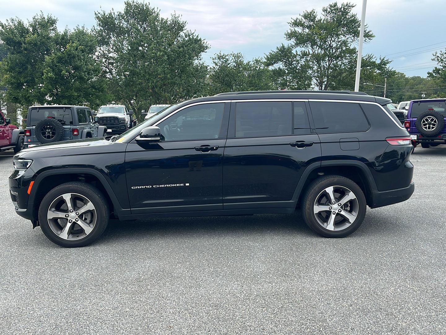 Used 2024 Jeep Grand Cherokee L Limited w/ Trailer Tow Package AWD/4WD image 3
